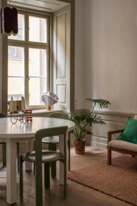 een woonkamer met een tafel en stoelen en een raam bij The architects' house in Stockholm
