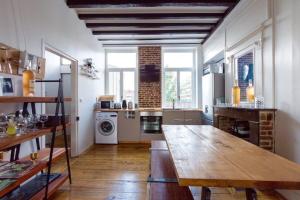 eine Küche mit einem Holztisch im Zimmer in der Unterkunft Vieux Lille triplex de 100 m2 in Lille