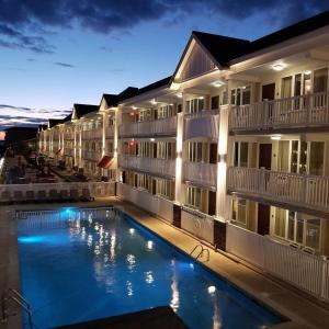 un hôtel avec une piscine ouverte la nuit dans l'établissement Desert Sand Resort, à Avalon