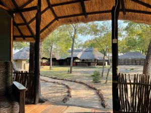 - une vue depuis la terrasse couverte d'un bâtiment avec un chemin dans l'établissement Sukulu Reserve, à Livingstone