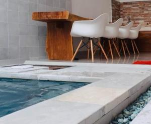 Bazén v ubytování Kopi Bali House With Private Pool nebo v jeho okolí