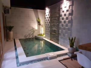 Bazén v ubytování Kopi Bali House With Private Pool nebo v jeho okolí