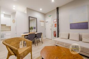 uma sala de estar com um sofá e uma mesa em Acogedor Apt 3 habitaciones y terraza en el Centro de Madrid em Madrid