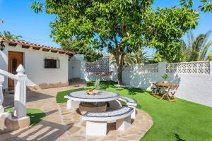 een tuin met een kruis en een tafel in een tuin bij Villa Maeva - PlusHolidays in Calpe