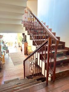 - un escalier en bois dans une maison revêtue de parquet dans l'établissement Hotel Mirhav, à Goris