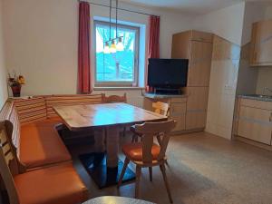 Televízia a/alebo spoločenská miestnosť v ubytovaní Apartment in Fügenberg/Zillertal 727