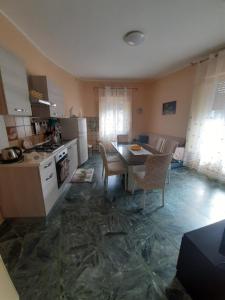 eine Küche und ein Esszimmer mit einem Tisch und Stühlen in der Unterkunft Tindara's House in Francavilla di Sicilia