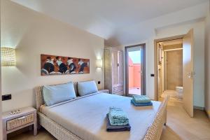 1 dormitorio con 1 cama blanca grande en una habitación en Corallo Beachfront Penthouse by Bobbywashere en Santa Maria