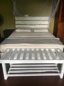 エッラにあるMinthu Homestayの白い二段ベッド2台(1室につき1台)