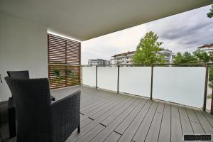 d'un balcon avec une clôture blanche et des chaises. dans l'établissement Apartament 12, à Chojnice