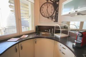 A kitchen or kitchenette at Beautiful apartment on the Grand Place !