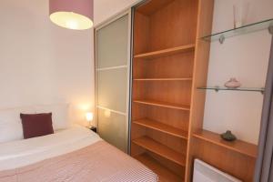 - une chambre avec un lit et un placard dans l'établissement Beautiful apartment on the Grand Place !, à Lille
