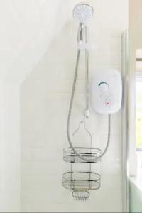 - un porte-serviettes suspendu à une douche dans la salle de bains dans l'établissement Piglet Lodge, à Pebworth