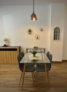 Tabor في قرطبة: غرفة طعام مع طاولة وكراسي