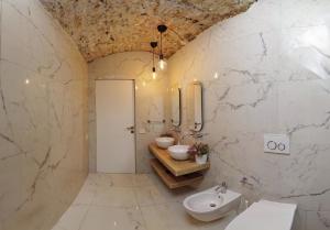 サレルノにあるParadise Luxury Apartment Salerno Centerのバスルーム(洗面台2つ、トイレ2つ付)