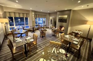 Ein Restaurant oder anderes Speiselokal in der Unterkunft Ravenstone Lodge Country House Hotel 
