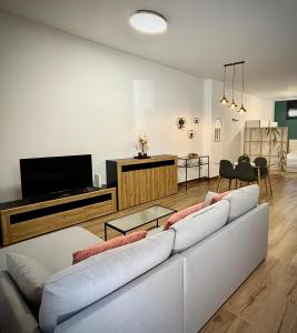 Tabor في قرطبة: غرفة معيشة مع أريكة بيضاء وتلفزيون