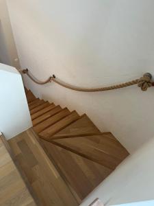 uma escada com uma corda que leva até ao chão em Rose Apartment em Pärnu