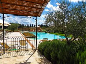 Bazén v ubytování Casa Vacanze La Fiorita nebo v jeho okolí