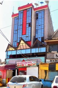 un edificio con un coche aparcado delante de él en Madola Hotel en Nairobi