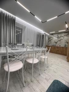 uma sala de jantar com mesa e cadeiras em Яркая студия в новом доме em Oral