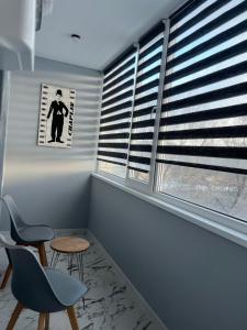 烏拉爾斯克的住宿－Яркая студия в новом доме，一间设有两把椅子和一张桌子的房间,窗户