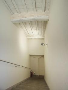 einen Flur mit einer Treppe in einem Gebäude mit einer Decke in der Unterkunft Residenza degli Artisti Apartments in Lucca