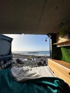 vista sulla spiaggia dall'interno di un camper di The Blue Whale a Los Abrigos