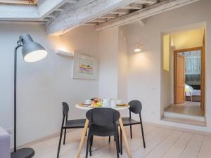 ein Esszimmer mit einem Tisch und Stühlen in der Unterkunft Residenza degli Artisti Apartments in Lucca