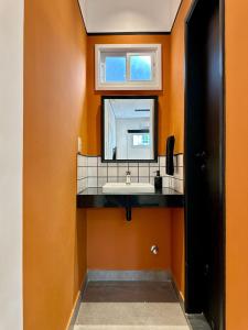 アスンシオンにあるLola’s homeのバスルーム(洗面台、鏡付)