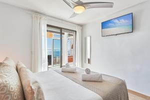 ein Schlafzimmer mit einem Bett und Meerblick in der Unterkunft Sunrise & Sunset Unique Experience Sea Views Parking Pool Mijas Costa & Fuengirola in Mijas Costa + 28 Fotos