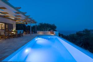 einen Pool in einer Villa in der Nacht in der Unterkunft Villa Seva Sea View in Skinária