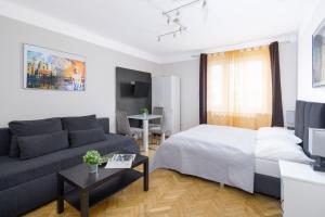 sala de estar con cama y sofá en Apartment Kröllgasse I contactless check-in, en Viena