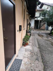 PM 410 Via Delle Forze Armate Guest House في ميلانو: زقاق مع باب مفتوح في مبنى