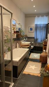 a bathroom with two sinks and a bath tub at Gemütliche Wohnung in Gohlis in Leipzig