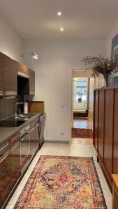 eine Küche mit einem großen Teppich auf dem Boden in der Unterkunft Gemütliche Wohnung in Gohlis in Leipzig
