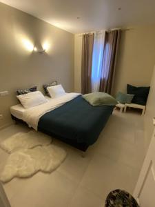 A bed or beds in a room at Beach side apartment - Port-de-Bouc - logement entier