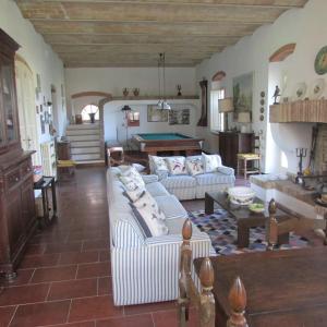 sala de estar con 2 sofás y mesa de billar en Villa I Sodoni, en Parrana San Martino