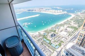 einen Blick auf das Meer von der Spitze eines Wolkenkratzers in der Unterkunft Stunning Marina View! Solo Room in Shared Apartment at Luxurious Princess Tower in Dubai