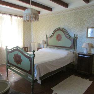 1 dormitorio con 1 cama grande en una habitación en Villa I Sodoni, en Parrana San Martino