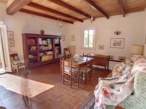 sala de estar con sofá y mesa en Villa I Sodoni, en Parrana San Martino