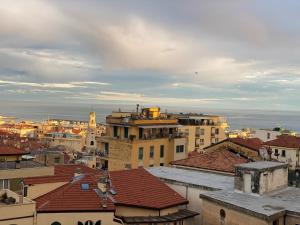 uitzicht op een stad met gebouwen en daken bij La Casa di Gill in Sanremo