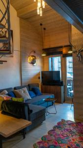 a living room with a couch and a flat screen tv at DUPLEX VAL VILLAGE 4 pieces -Venus in Val dʼIsère