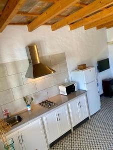 een keuken met een wastafel en een fornuis top oven bij Ilusiones del Mar in El Palmar