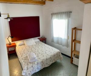 een kleine slaapkamer met een bed en een raam bij Ilusiones del Mar in El Palmar