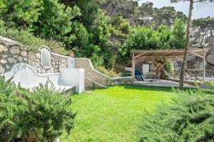 Giardino di Villa Cisterna Capri, private beach front property with pool