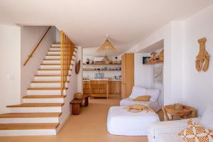 Area soggiorno di Villa Cisterna Capri, private beach front property with pool