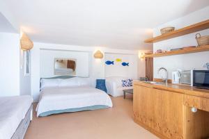 Letto o letti in una camera di Villa Cisterna Capri, private beach front property with pool