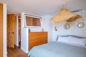 Letto o letti in una camera di Villa Cisterna Capri, private beach front property with pool