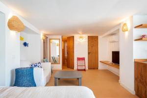 Letto o letti in una camera di Villa Cisterna Capri, private beach front property with pool